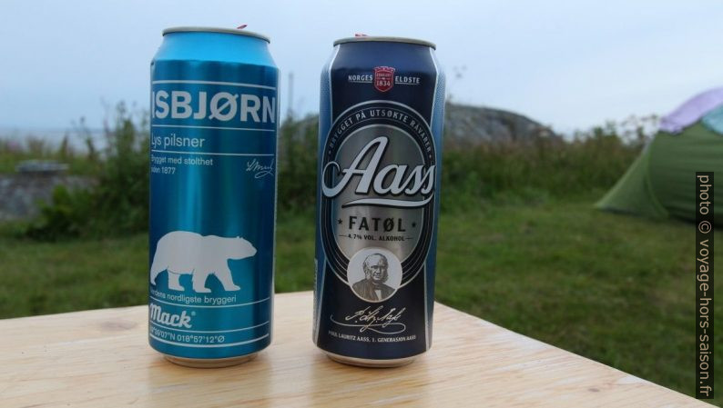 Cannettes de bière Isbjørn et Aass. Photo © André M. Winter