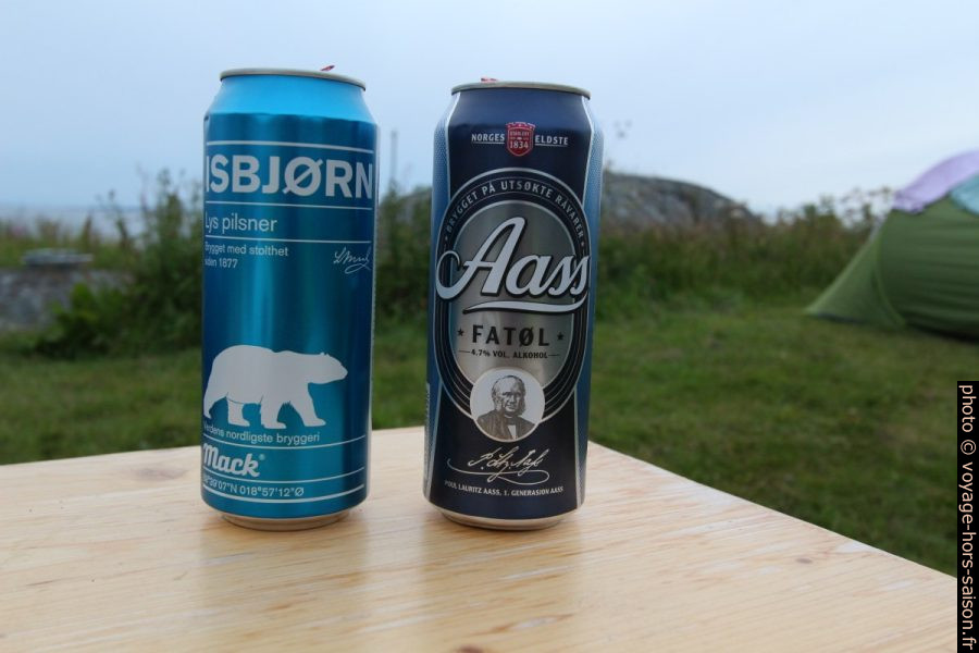 Cannettes de bière Isbjørn et Aass. Photo © André M. Winter