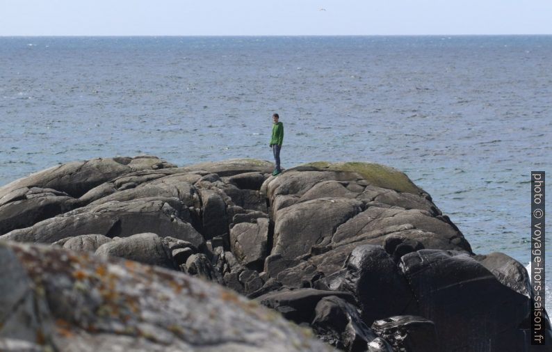 Nicolas au bout du cap rocheux de Laksodden. Photo © André M. Winter