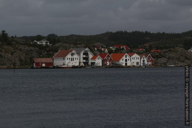 Anciens abris de bateaux transformés en maisons touristiques. Photo © André M. Winter