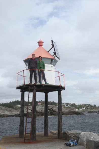 André et Nicolas sur la plateforme du phare de Syrevågen. Photo © Alex Medwedeff