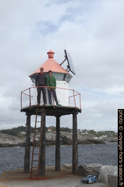 André et Nicolas sur la plateforme du phare de Syrevågen. Photo © Alex Medwedeff