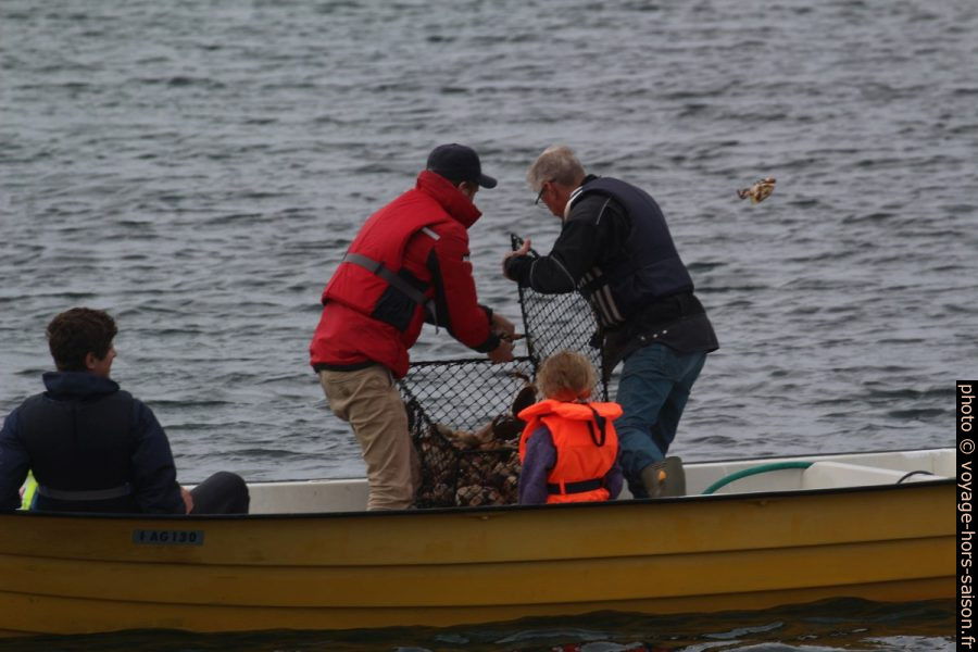 Pêche au crabe dans le port de Syresjøen. Photo © André M. Winter