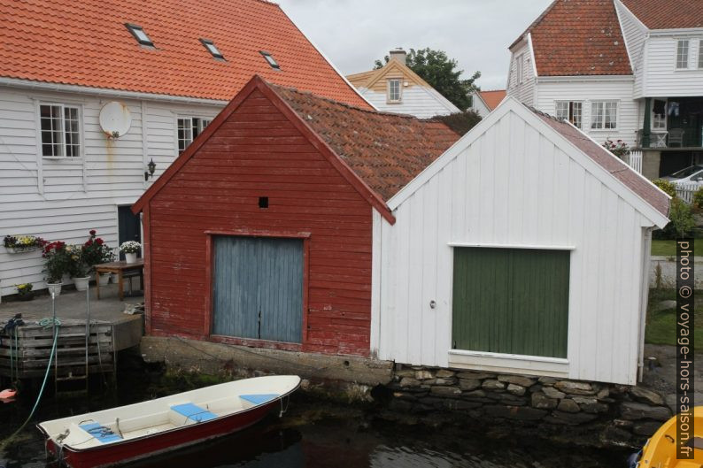 Deux petits abris de bateaux sur Nordnes. Photo © Alex Medwedeff