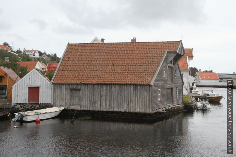 Anciens abris de bateaux et entrepôts sur Holmen à Skudeneshavn. Photo © Alex Medwedeff