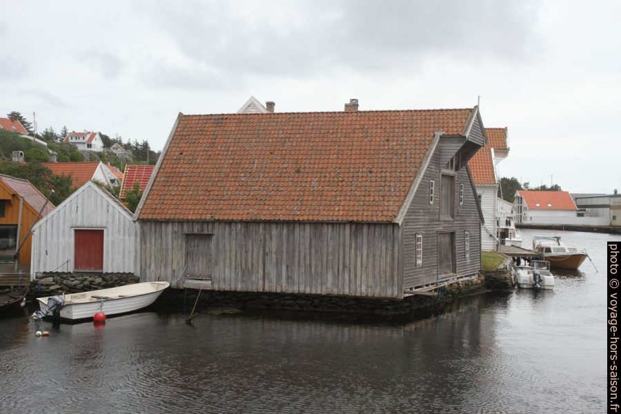 Anciens abris de bateaux et entrepôts sur Holmen à Skudeneshavn. Photo © Alex Medwedeff