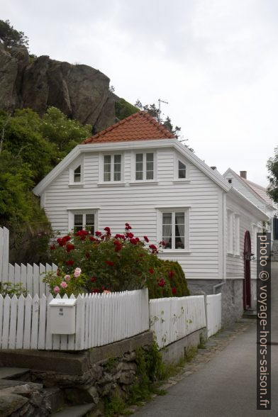 Maison entre rochers et la Søragadå. Photo © Alex Medwedeff