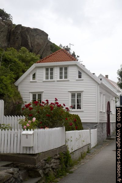 Maison entre rochers et la Søragadå. Photo © Alex Medwedeff