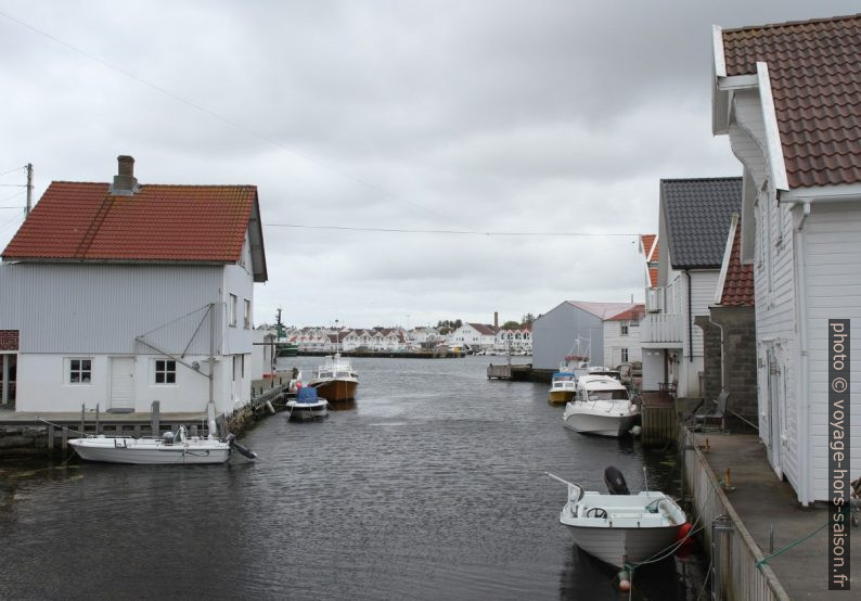 Passage navigable entre Åkreøyna et Svendsholen à Åkrehamn. Photo © Alex Medwedeff