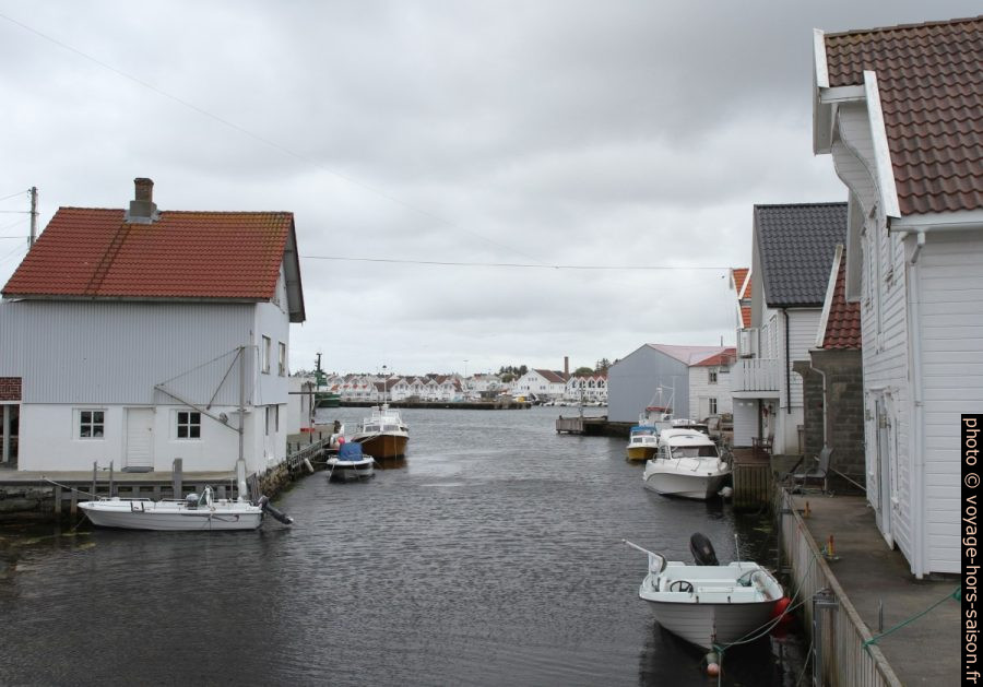 Passage navigable entre Åkreøyna et Svendsholen à Åkrehamn. Photo © Alex Medwedeff