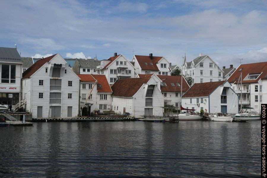 Anciens entrepôts réhabilités sur les bords de l'île Risøya. Photo © Alex Medwedeff