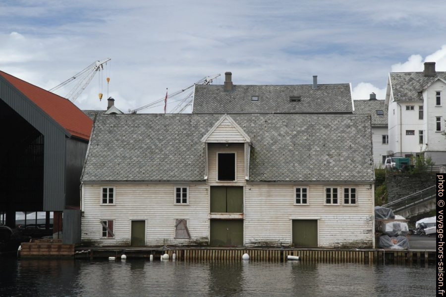 Ancien entrepôt sur les bords de l'île Risøya. Photo © Alex Medwedeff
