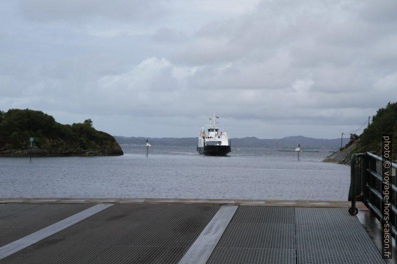 Le ferry Utstein arrive à Buavåg. Photo © Alex Medwedeff