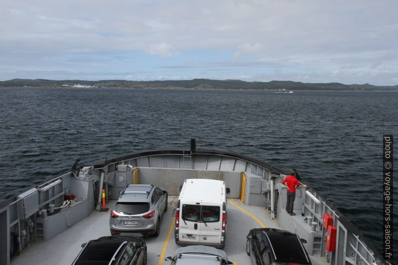 Proue du ferry Utstein et la vue vers Langevåg. Photo © Alex Medwedeff