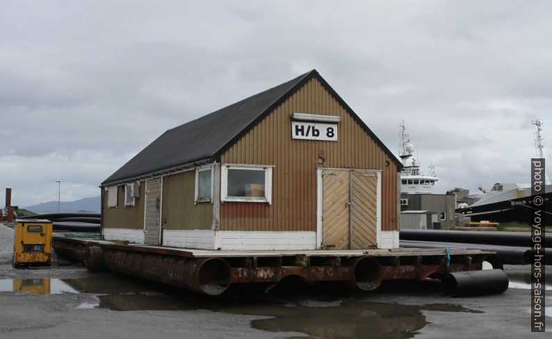 Maison sur radeau. Photo © Alex Medwedeff