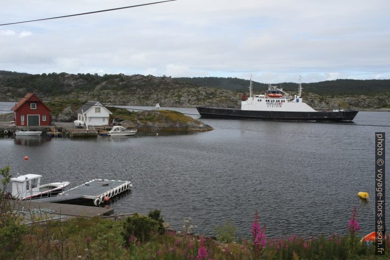 Le ferry Utstein sort du port naturel de Langevåg. Photo © Alex Medwedeff