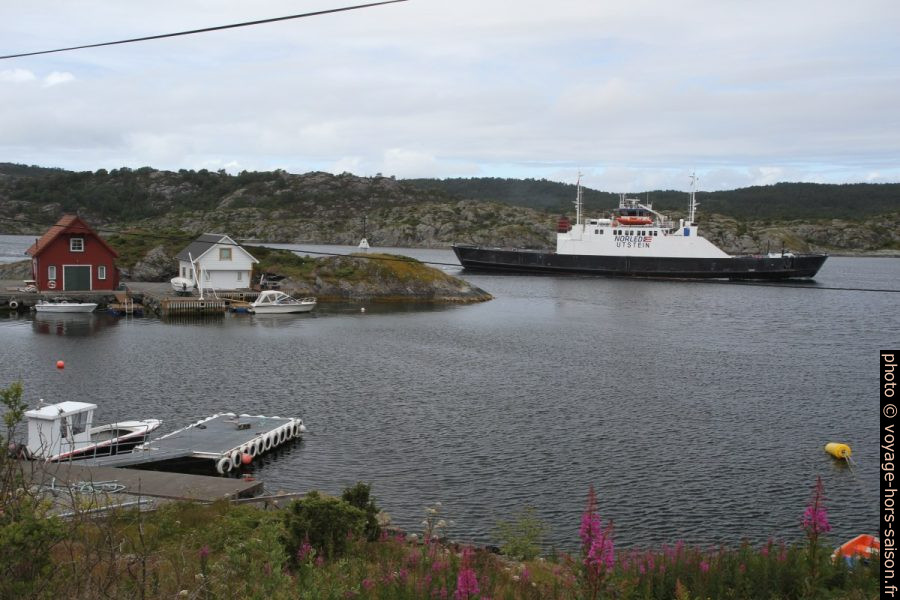 Le ferry Utstein sort du port naturel de Langevåg. Photo © Alex Medwedeff