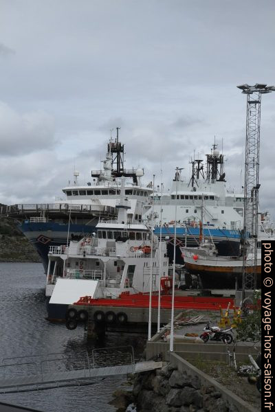 Grands navires au port naturel de Langevåg. Photo © Alex Medwedeff