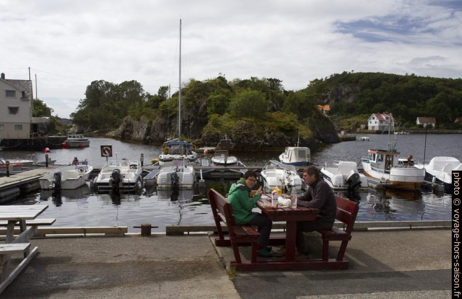 Nicolas et André lors d'une pause sur le port de Lykling. Photo © Alex Medwedeff