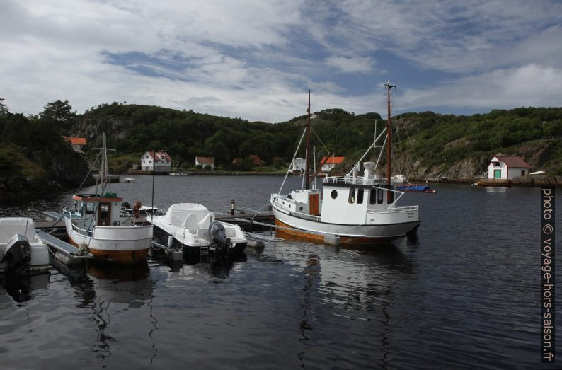 Bateaux au port de Lykling sur Bømlo. Photo © Alex Medwedeff