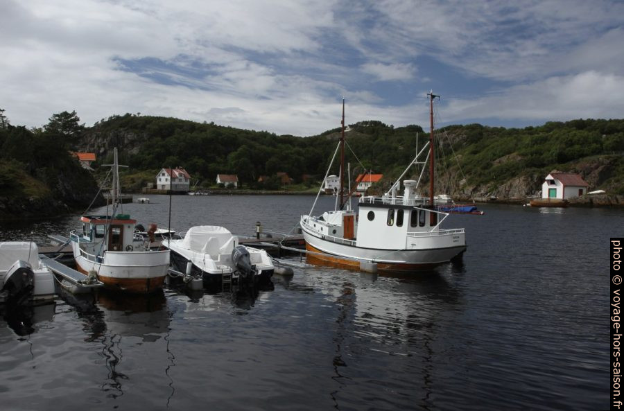Bateaux au port de Lykling sur Bømlo. Photo © Alex Medwedeff