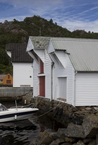 Anciens hangars à Lykling. Photo © Alex Medwedeff