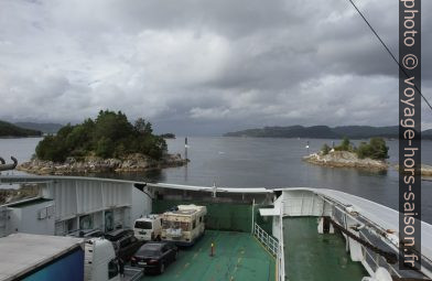 Sur le ferry Raunefjord après l'embarquement à Sandvikvåg. Photo © Alex Medwedeff