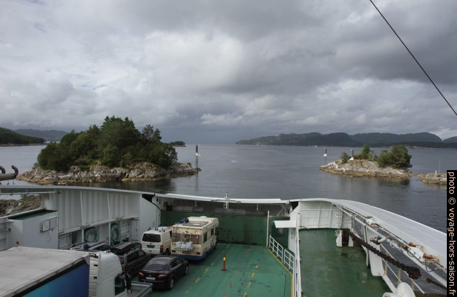 Sur le ferry Raunefjord après l'embarquement à Sandvikvåg. Photo © Alex Medwedeff