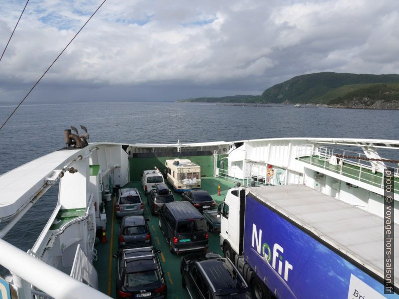 Proue du ferry Raunefjord dans le passage maritime Langenuen. Photo © Nicolas Medwedeff
