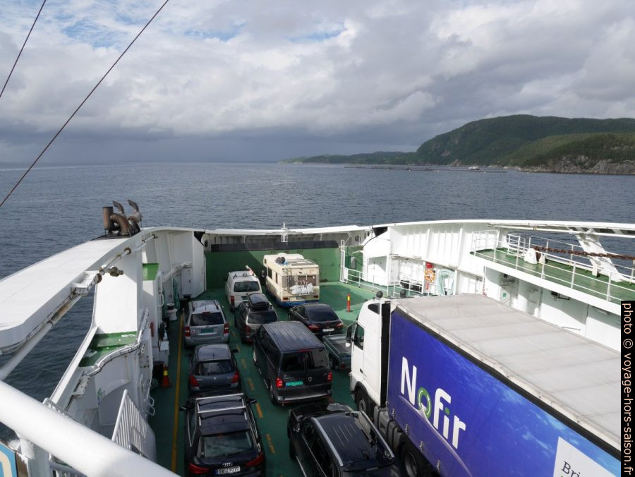 Proue du ferry Raunefjord dans le passage maritime Langenuen. Photo © Nicolas Medwedeff