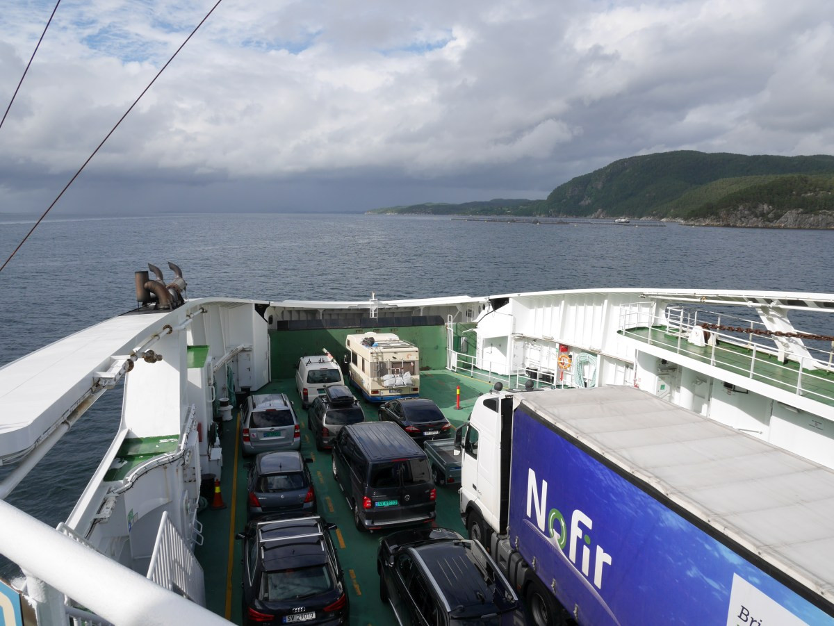 Proue du ferry Raunefjord dans le passage maritime Langenuen. Photo © Nicolas Medwedeff