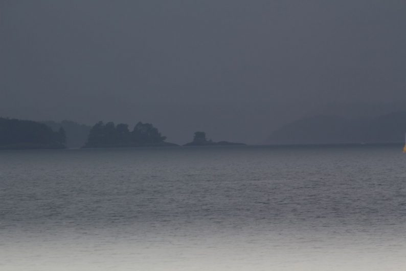 Brume dense au nord de Huftarøy. Photo © André M. Winter
