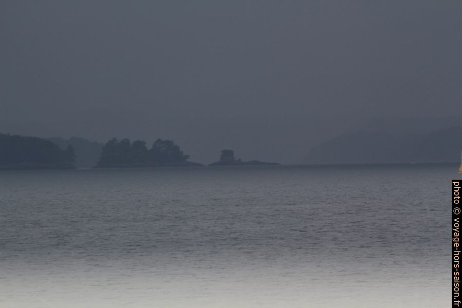 Brume dense au nord de Huftarøy. Photo © André M. Winter