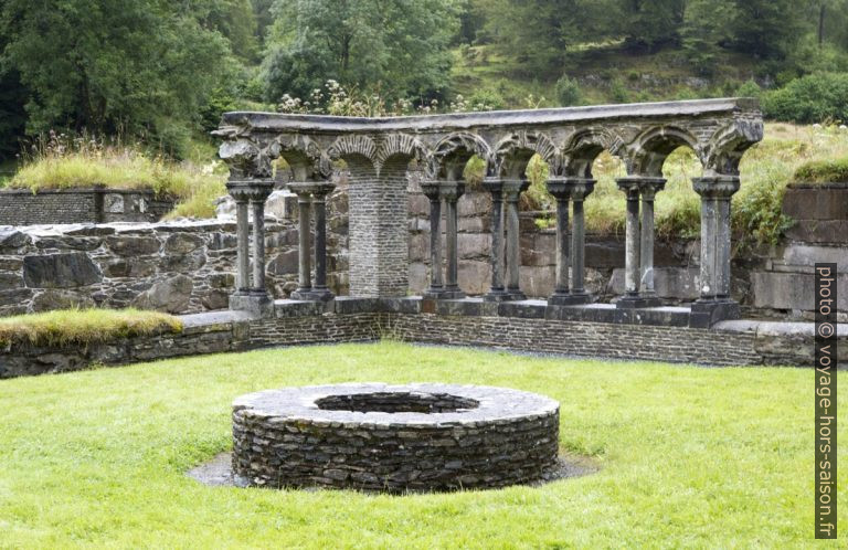 Restes du cloître de l'Abbaye de Lyse. Photo © Alex Medwedeff