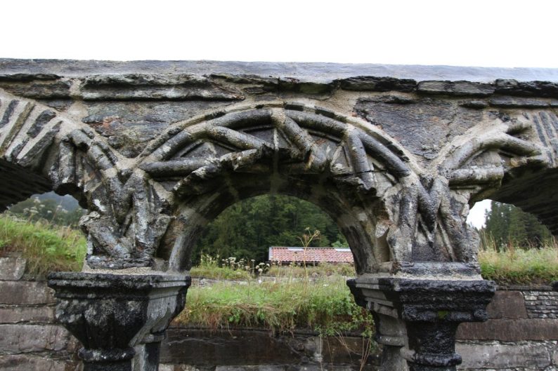 Arcs du cloître de l'Abbaye de Lyse. Photo © André M. Winter