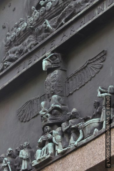 Détail du d'un relief du monument des marins de Bergen. Photo © André M. Winter