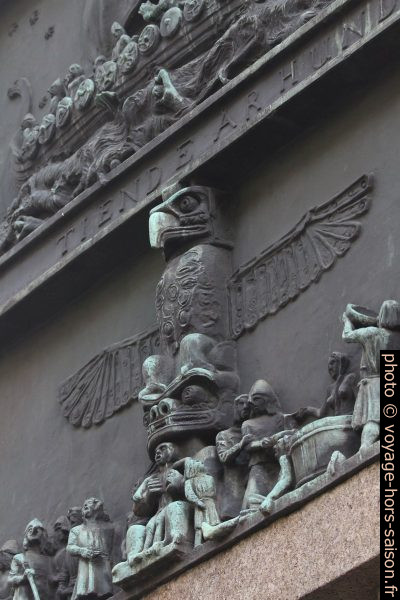 Détail du d'un relief du monument des marins de Bergen. Photo © André M. Winter