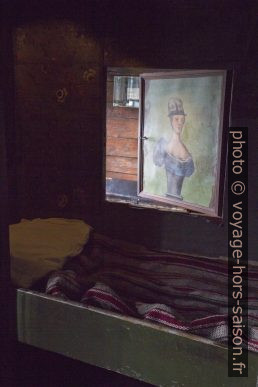 Peinture de femme sur la porte d'une armoire-lit. Photo © Alex Medwedeff