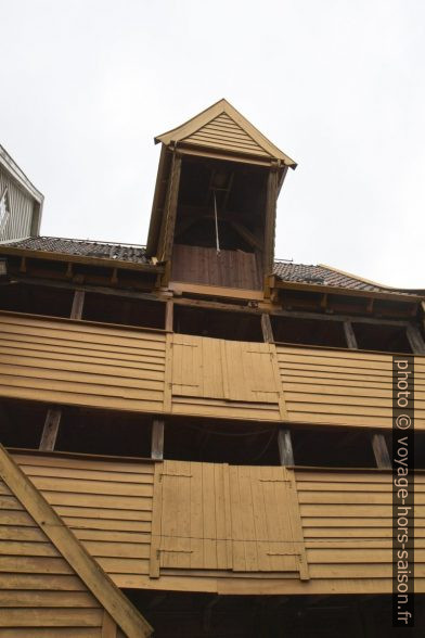 Grue dans une ruelle de Bryggen. Photo © Alex Medwedeff