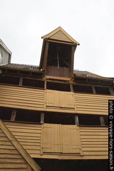 Grue dans une ruelle de Bryggen. Photo © Alex Medwedeff