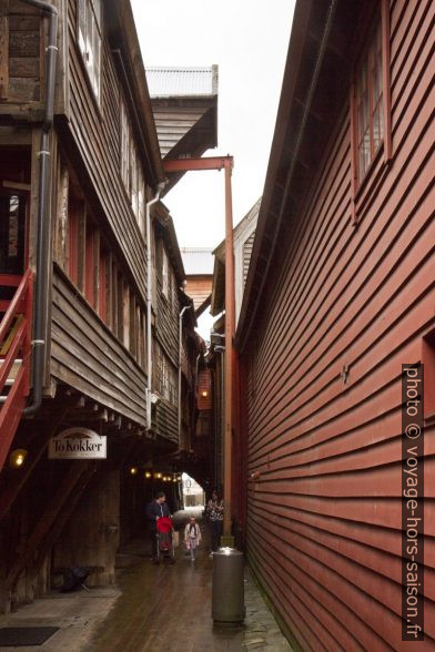 Ruelle Svensgården dans le quartier de Bryggen. Photo © Alex Medwedeff