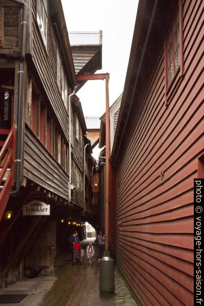 Ruelle Svensgården dans le quartier de Bryggen. Photo © Alex Medwedeff
