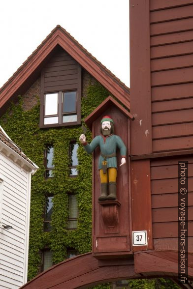 Un ouvrier comme enseigne d'un magasin de Bryggen. Photo © Alex Medwedeff