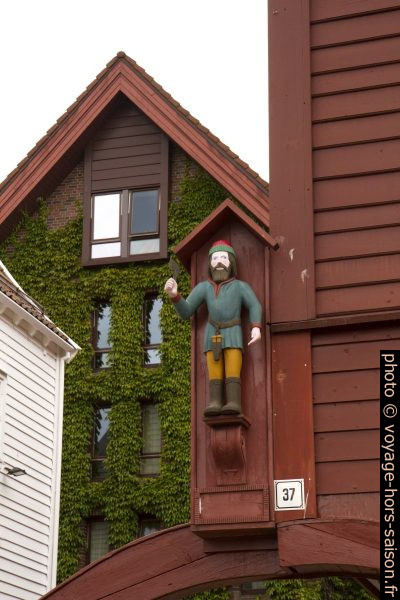 Un ouvrier comme enseigne d'un magasin de Bryggen. Photo © Alex Medwedeff