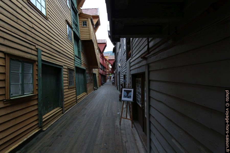 Ruelle Bredsgården dans le quartier de Bryggen. Photo © André M. Winter