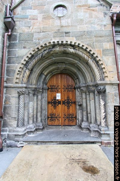 Portail latéral de la Mariakirken à Bergen. Photo © André M. Winter