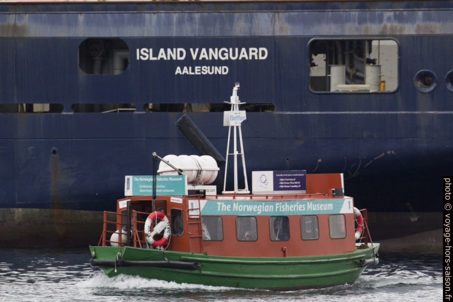 Navette du musée de la pêche devant le grand navire Island Vangard. Photo © André M. Winter