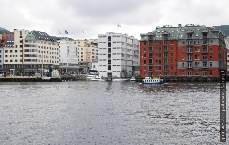 Immeubles de Strandkaien et navette de l'aquarium de Bergen. Photo © Nicolas Medwedeff