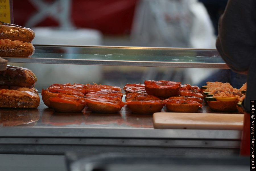 Pains de saumon fumé préparés à l'avance à Torget à Bergen. Photo © André M. Winter