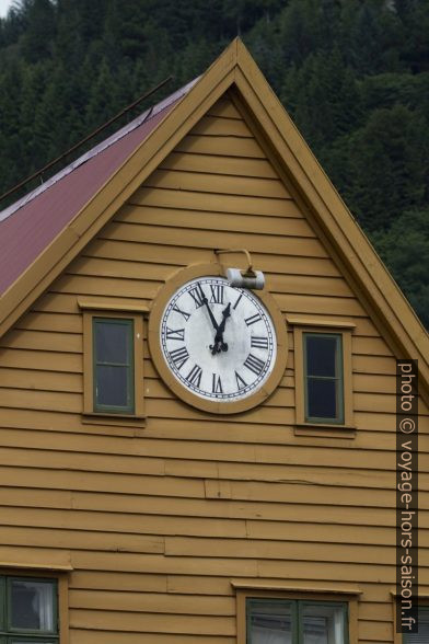 Fronton d'une maison de Bryggen avec horloge. Photo © André M. Winter